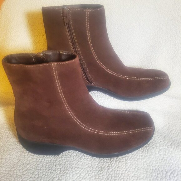 Clarks Women's Ashlyn Boot Brown Suede Side Zip Bootie Rubber Sole - Size 8W - Picture 5 of 10